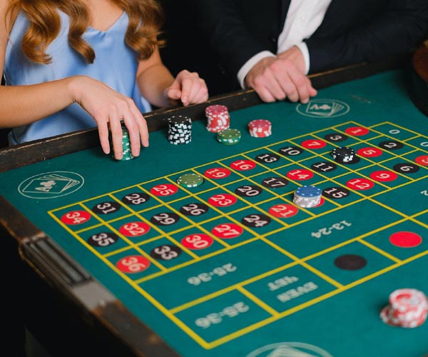 couple playing in the casino